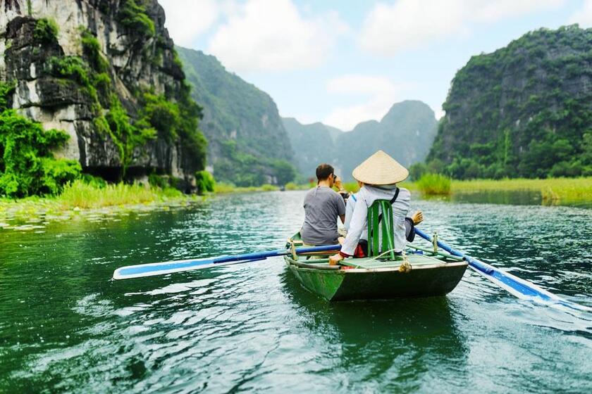 Ngồi đò chạy dọc sông Ngô Đồng, len lỏi giữa những ruộng lúa mượt mà để ngắm cảnh sông nước.