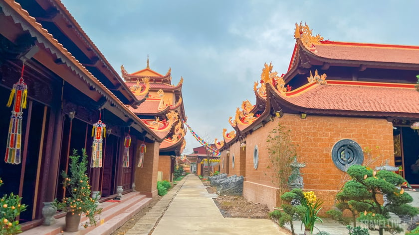 Ngôi chùa gây ấn tượng với du khách bởi gam màu vàng chủ đạo, điểm xuyết bởi những chi tiết màu nâu và đỏ, tạo nên một tổng thể hài hòa và trang nghiêm. 