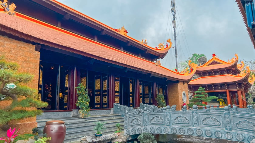 Bước vào cổng chùa, du khách sẽ choáng ngợp bởi vẻ đẹp của Tam Bảo.