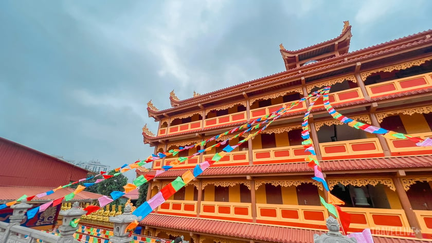 Những dải cờ Lungta nhiều màu sắc tung bay trong gió là một hình ảnh đặc trưng của Mật tông xuất hiện tại mọi ngóc ngách trong chùa Thắng Nghiêm.