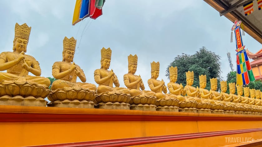 100 tượng Phật nhỏ được sơn màu vàng sáng chói