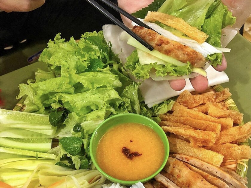 Nem nướng Nha Trang thường được thưởng thức cùng với bánh tráng, rau sống tươi ngon và các loại nước chấm đặc biệt.