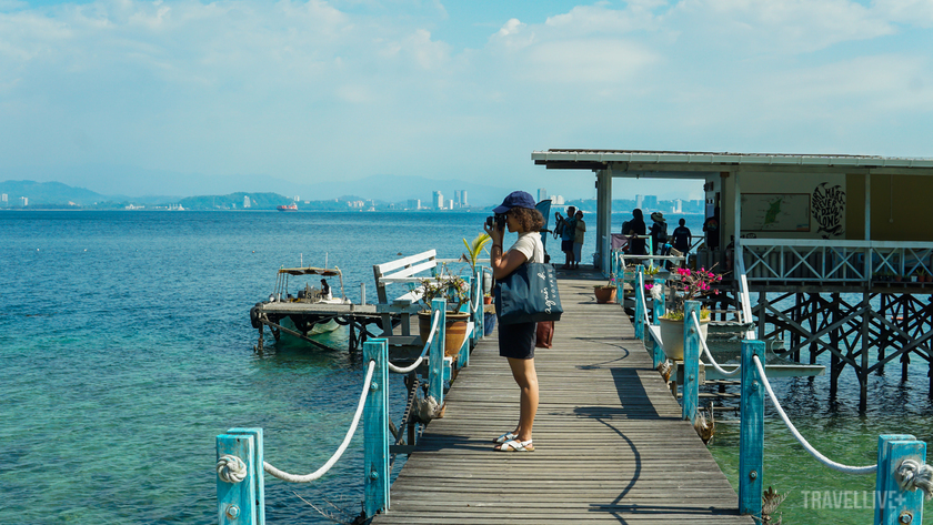 Du khách có thể dành cả ngày để thư giãn trên bãi biển, bơi lội trong làn nước trong xanh hoặc đi dạo dọc theo bờ biển