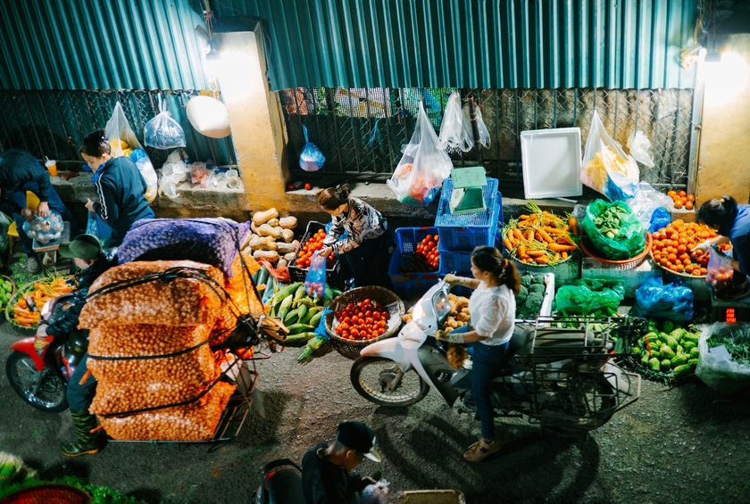 Chợ Long Biên được ví như một “đại hội” của các mặt hàng (D. Phạm Tú)