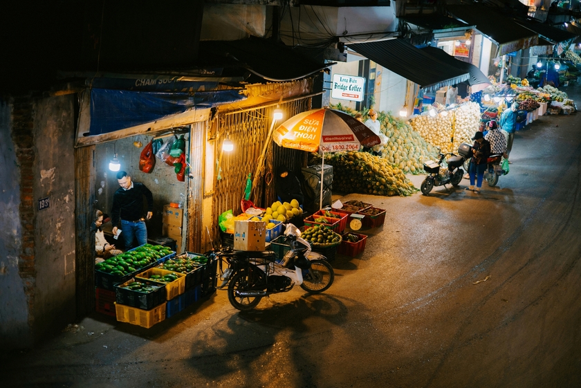 Với những ai yêu thích nhiếp ảnh, chợ Long Biên về đêm là một nguồn cảm hứng sáng tạo bất tận (D. Phạm Tú)