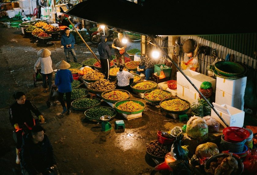 Điều khiến chợ Long Biên trở nên đặc biệt chính là nhịp sống sôi động không ngừng nghỉ (D. Phạm Tú)