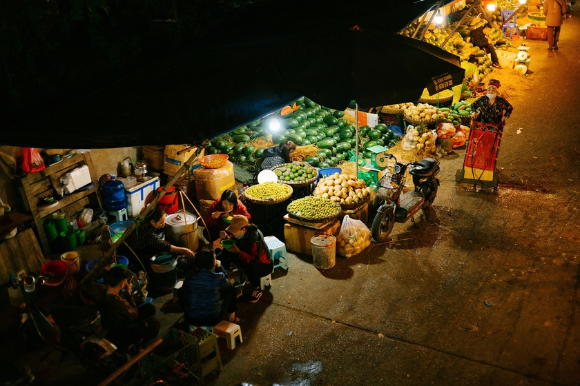 Chợ Long Biên đã đi vào hoạt động hơn 30 năm và trở thành một phần không thể thiếu trong đời sống của người dân Hà Nội (D. Phạm Tú)