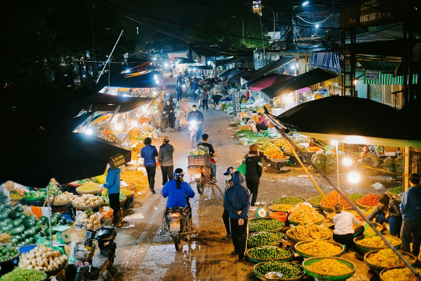 Chợ Long Biên là khu chợ đầu mối lớn nhất miền Bắc (D. Phạm Tú)