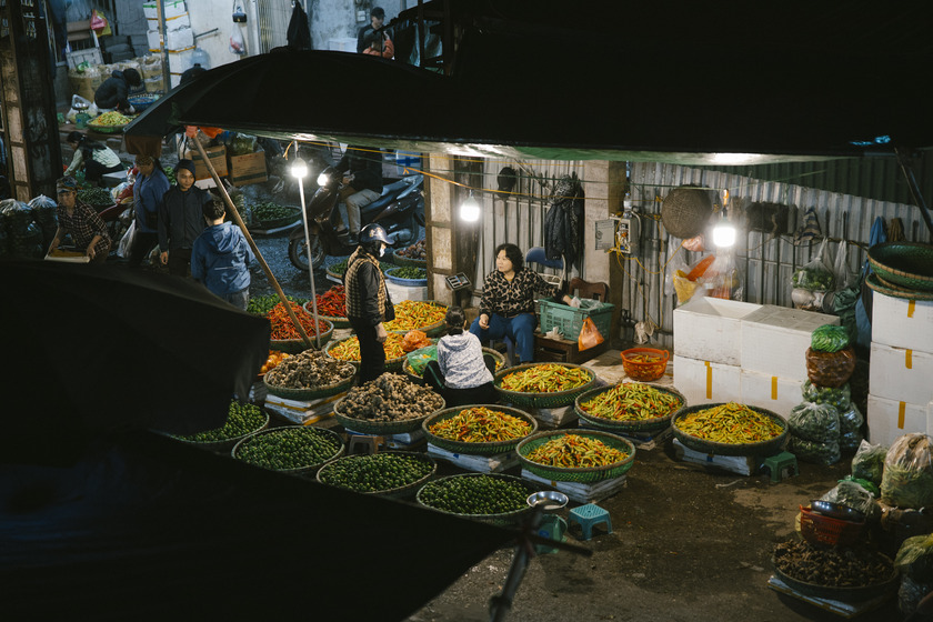 Qua lăng kính của các nhiếp ảnh gia, vẻ đẹp của chợ Long Biên được thể hiện một cách chân thực và đầy nghệ thuật (Nguyễn Hồng Sơn)