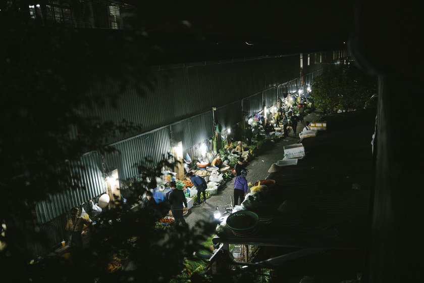 Chợ Long Biên bừng tỉnh khi màn đêm buông xuống (Nguyễn Hồng Sơn)
