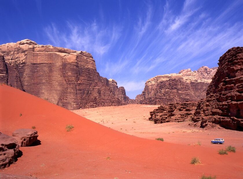 Wadi Rum trong tiếng Ả Rập có nghĩa là thung lũng cát. Nơi đây được mệnh danh là 