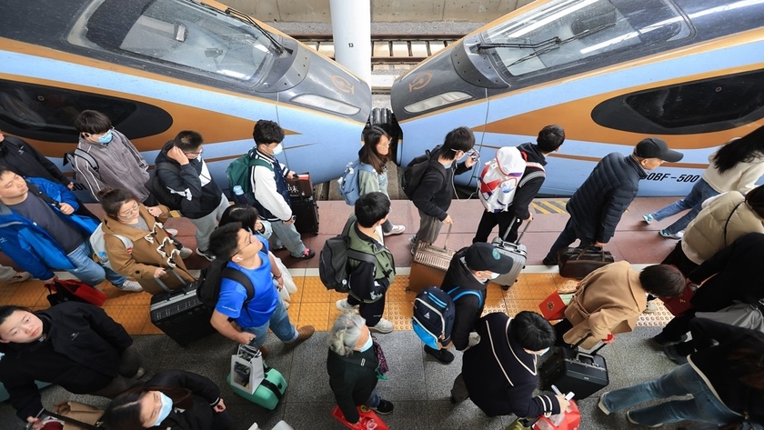 Hành khách xếp hàng lên tàu cao tốc tại ga đường sắt ở Nam Kinh, tỉnh Giang Tô, miền Đông Trung Quốc, ngày 6/4/2024, ngày cuối cùng của kỳ nghỉ Tết Thanh minh. (Ảnh: VCG)