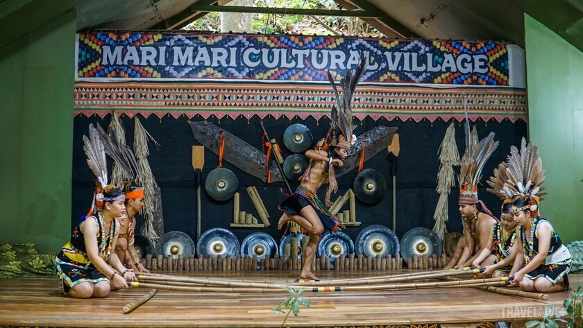 Làng Mari Mari thường xuyên tổ chức các buổi biểu diễn văn nghệ của các bộ lạc. Du khách có thể thưởng thức những điệu múa truyền thống và âm nhạc của người dân địa phương