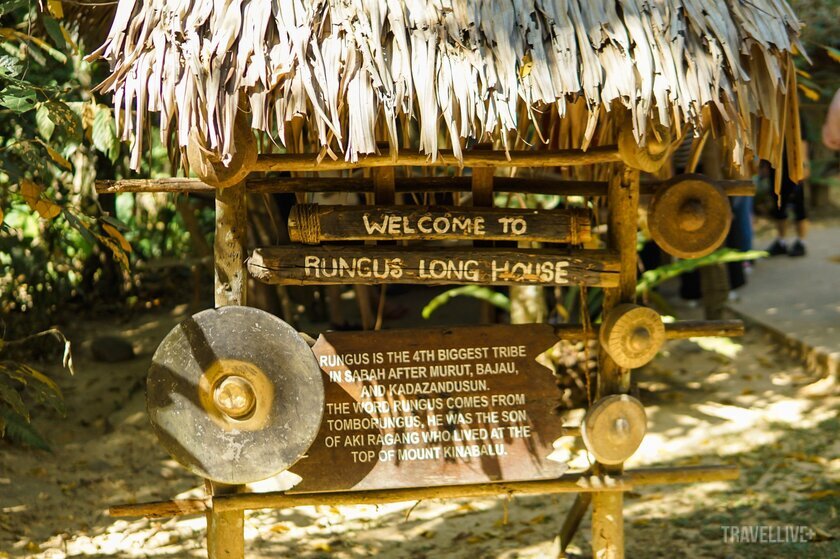 Tọa lạc ở Kiosom trên đảo Borneo, làng văn hoá Mari Mari là nơi hội tụ văn hoá của 5 bộ lạc dân tộc bản địa ở vùng Sabah, bao gồm: Bajau, Lundayeh, Rungus, Dusun và bộ lạc Murut nổi tiếng với tục săn đầu người