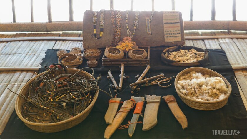 Các vật dụng và trang sức của người dân bản địa