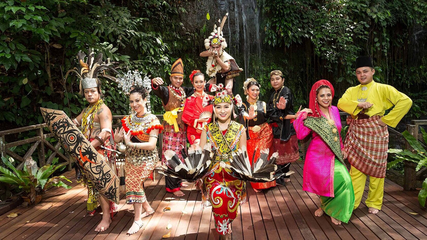 Xuyên suốt 4 ngày sự kiện, hình ảnh Malaysia đa sắc màu sẽ được tái hiện thông qua màn trình diễn múa truyền thống Sarawak, biểu diễn nhạc cụ dân tộc đàn Sape...