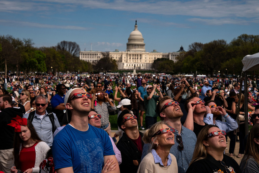 Người dân tập trung tại National Mall ở Washington, DC để xem nhật thực (Ảnh: Reuters)