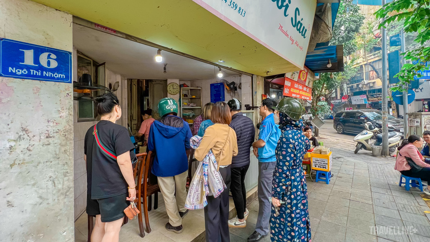 Lượng khách mua bánh chay tại quán vào ngày Tết Hàn thực tăng cao so với ngày thường.