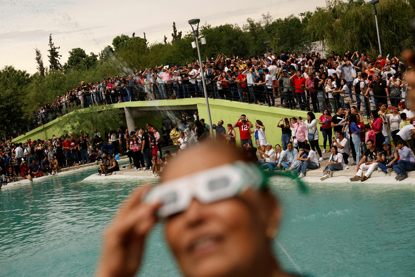 Người dân xem nhật thực ở Torreón, Mexico (Ảnh: Reuters)