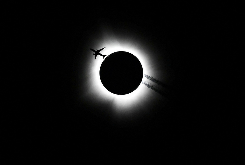 Một chiếc máy bay đi qua gần nhật thực toàn phần trong Lễ kỷ niệm vũ trụ Hoosier tại Sân vận động Memorial ở Bloomington, Indiana (Ảnh: Reuters)