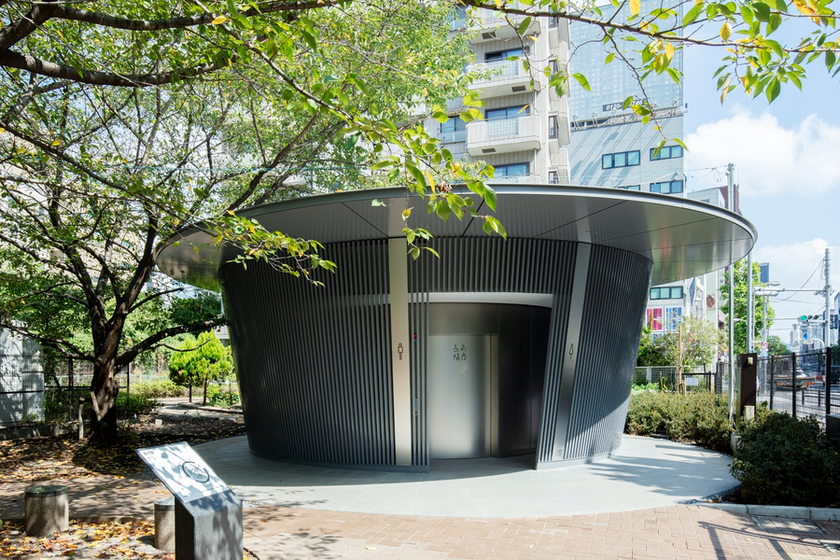Hiệp hội Du lịch Shibuya hợp tác với NearMe, triển khai tour tham quan 17 nhà vệ sinh công cộng có thiết kế độc đáo, được xem là một tài nguyên du lịch mới (Ảnh: Reuters)