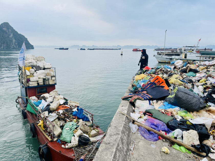 Vấn đề rác thải trên Vịnh Hạ Long vẫn là một thách thức lớn, ảnh hưởng đến cảnh quan và môi trường của di sản thiên nhiên thế giới này.