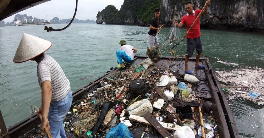Rác thải xuất phát từ nhiều nguồn khác nhau, từ du lịch, hoạt động sinh hoạt của người dân ven biển, đến rác thải trôi dạt từ các khu vực khác.