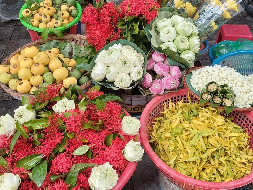 Mỗi mùa hoa, người Hà Nội lại chọn những loại hoa đẹp cả hương và sắc để dâng lên tổ tiên. (FB: Hoa thơm phố cổ)