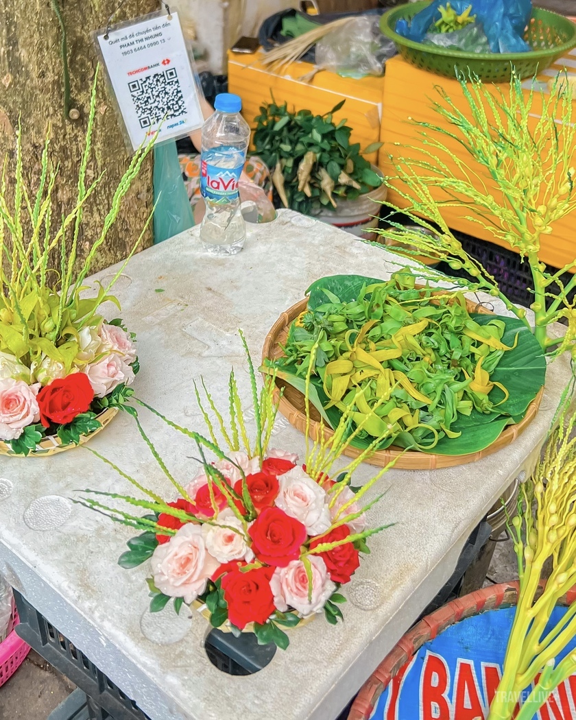 Giữa những cửa hàng hoa rực rỡ sắc màu, gánh hàng hoa của bà Phan Thị Thu như một nốt trầm bình dị nơi góc phố Hàng Khoai.