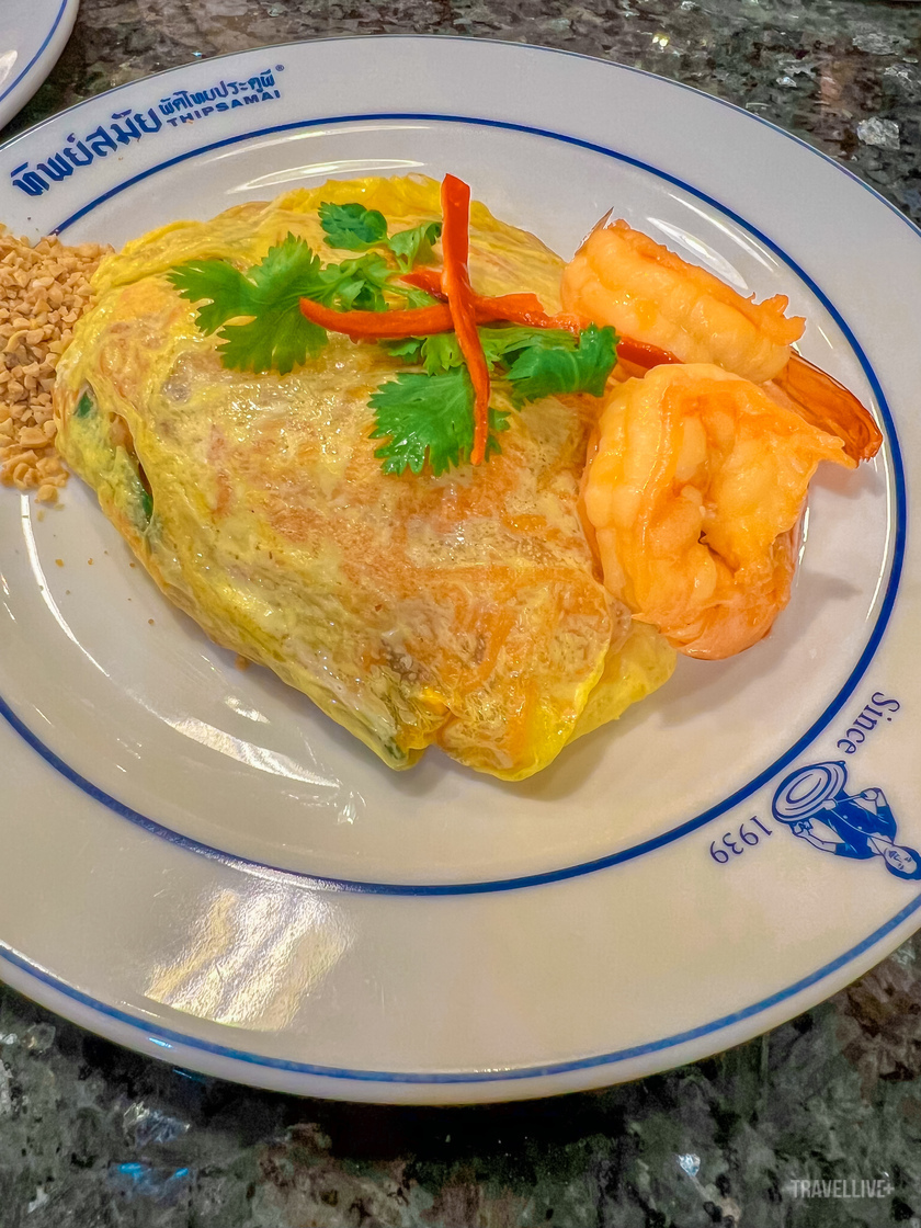 Món Pad Thái trong lớp trứng tráng mỏng này còn có tên gọi là Pad Thai Haw Kai Goong Sot.
