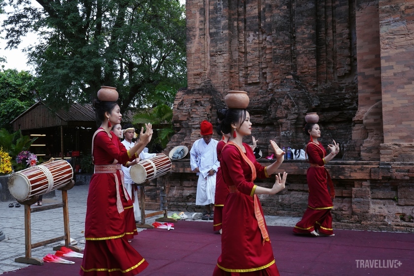 Đến thăm Tháp Bà Ponagar, ngoài việc tìm hiểu về lịch sử, kiến trúc, tâm linh, du khách còn có dịp thưởng thức những vũ điệu Champa say đắm lòng người.