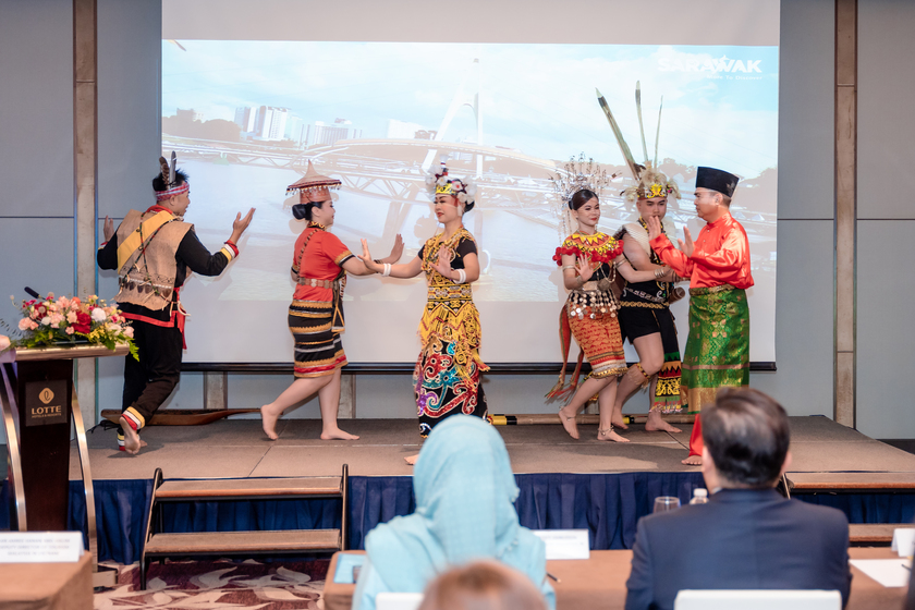 Tại sự kiện, các tiết mục trình diễn văn hóa đặc sắc như điệu múa truyền thống từ của vũ công và nghệ nhân đàn Sape đến từ bang Sarawak, Malaysia đã đem đến cho du khách những trải nghiệm về nền văn hóa đa dạng của miền Đông Malaysia