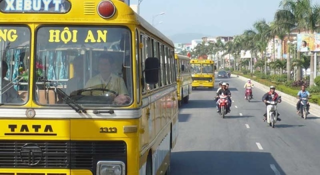 Hành khách đi trên xe buýt tuyến Đà Nẵng – Hội An