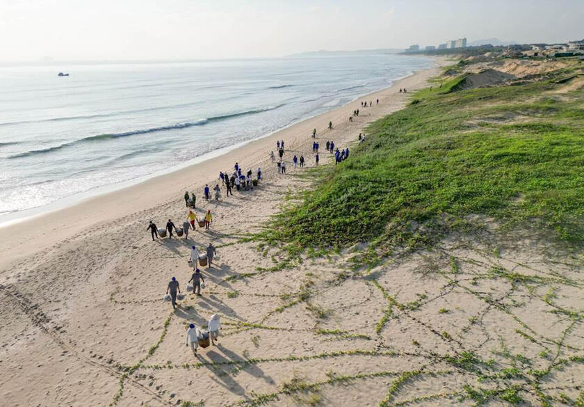 Alma Resort tiên phong liên kết 12 khu nghỉ dưỡng khác tại Bãi Dài dọn sạch 15km bãi biển nơi đây và tiến tới thành lập một nhà máy tái chế rác thải nhựa ở Cam Ranh
