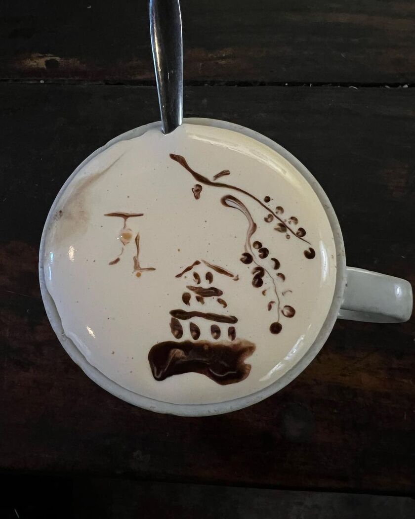Ly cà phê trứng của John Legend được trang trí độc đáo với hình vẽ tháp Rùa - biểu tượng của thủ đô Hà Nội - cùng chữ viết tắt tên anh “JL”.