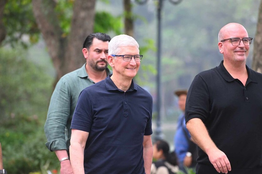 CEO Apple Tim Cook đi dạo Hồ Gươm, cười tươi rói