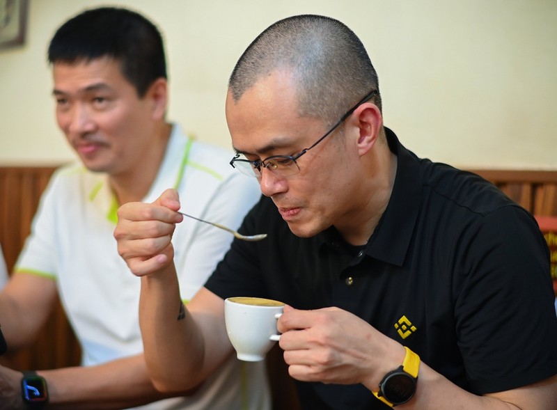 Vào tháng 6/2023, CEO Binance Changpeng Zhao (Triệu Trường Bằng) - vị tỷ phú sở hữu khối tài sản khổng lồ 33 tỷ USD - cũng đã ghé thăm quán Giảng và thưởng thức món cà phê độc đáo này.