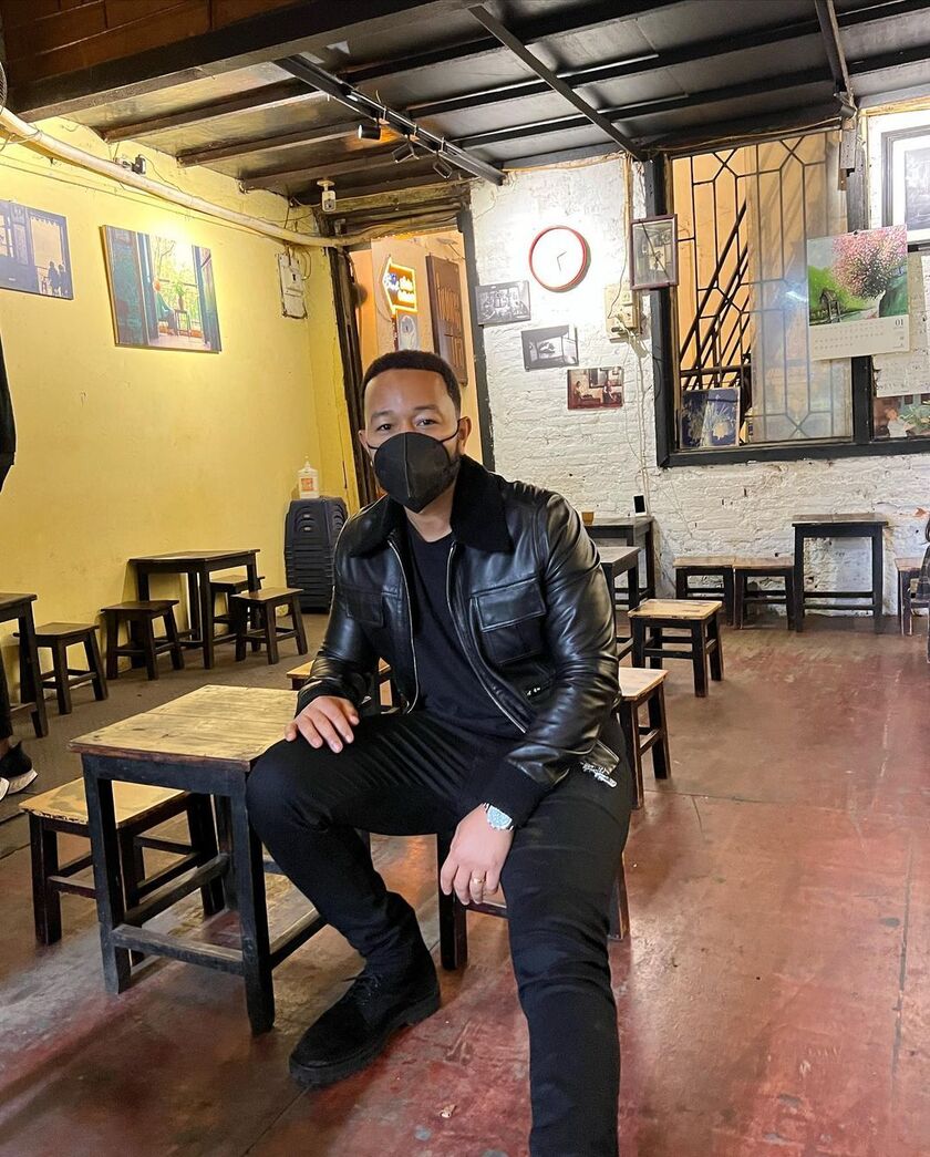 Tháng 1/ 2022, trong chuyến du lịch Hà Nội lần đầu tiên, nam ca sĩ nổi tiếng John Legend đã ghé thăm quán cà phê Đinh trên phố Đinh Tiên Hoàng để thưởng thức đặc sản cà phê trứng.