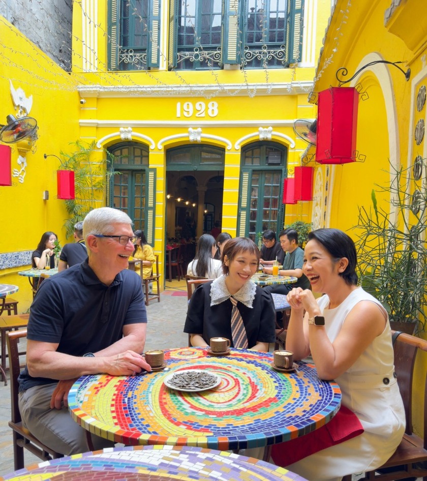 Sáng ngày 15/4, CEO Apple Tim Cook đã có một trải nghiệm văn hóa thú vị tại Hà Nội khi thưởng thức cà phê trứng cùng ca sĩ Mỹ Linh và con gái Mỹ Anh. 