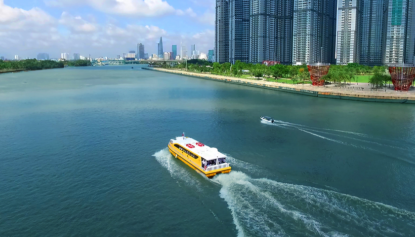 Du ngoạn trên sông Sài Gòn bằng water bus là trải nghiệm đáng thử khi khách đến TP.HCM.
