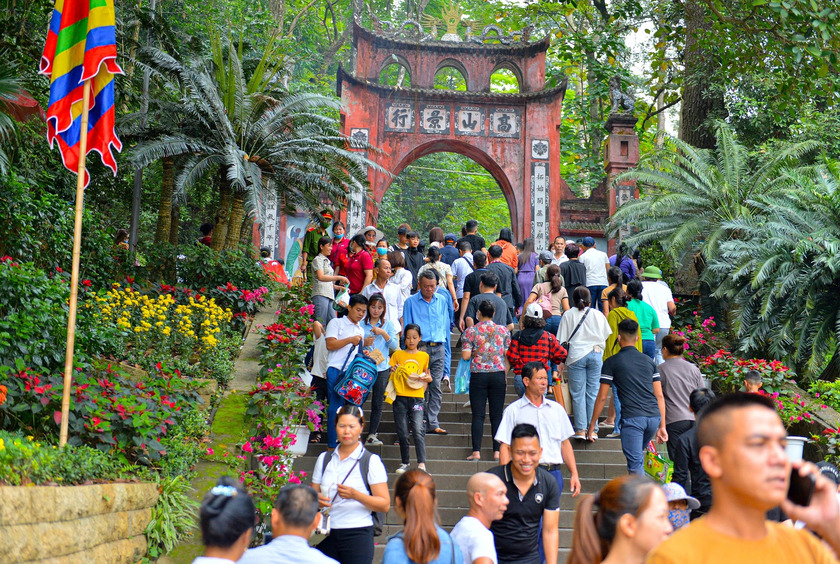 Lễ hội Đền Hùng thu hút hàng chục vạn người con đất Việt từ khắp nơi trong nước và kiều bào ở nước ngoài “trở về cội nguồn dân tộc”.
