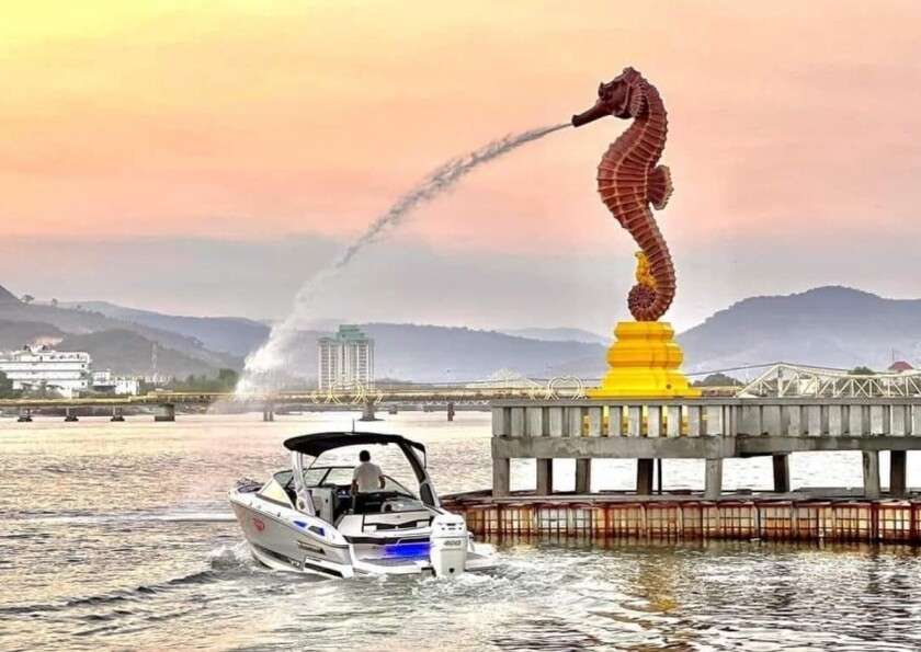Bức tượng cá ngựa phun nước tại Campuchia