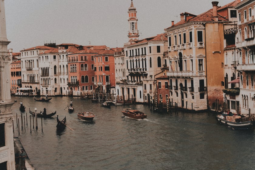 Venice, thành phố kênh đào độc đáo, nơi có thể thả mình trên những chiếc thuyền gondola và tận hưởng bầu không khí lãng mạn khó quên.    