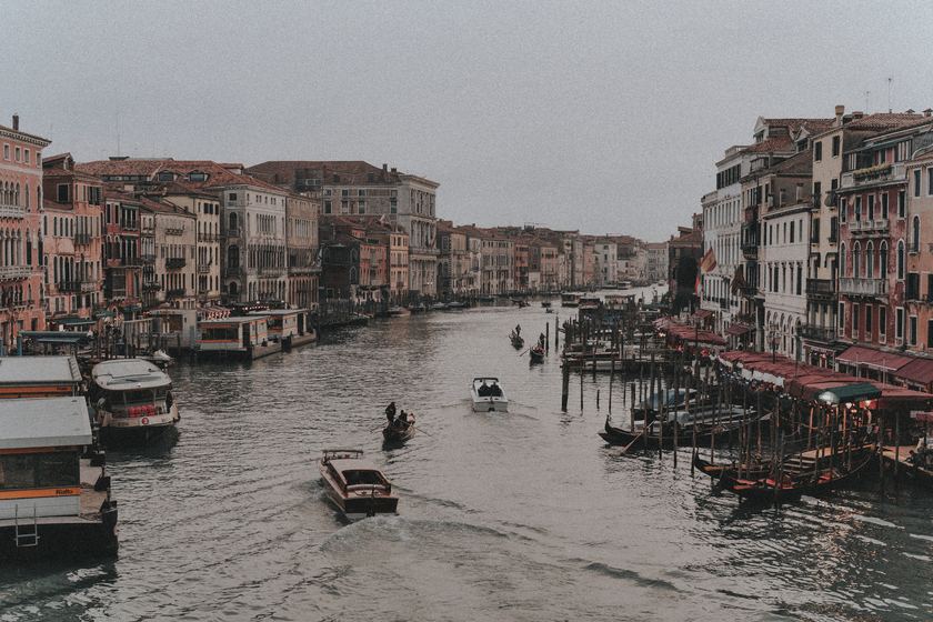 Kênh đào Grand Canal hay còn gọi Canale Grande, chính là biểu tượng rực rỡ nhất của thành phố Venice.