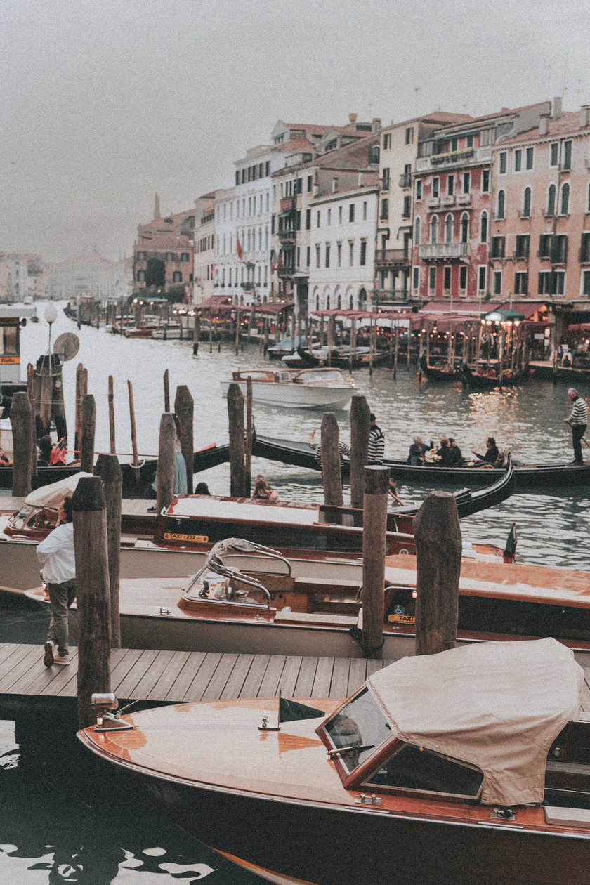 Trong tiếng Latinh, “Venice” mang ý nghĩa là “tình yêu”, lý giải cho biệt danh lãng mạn “thành phố tình yêu” mà nơi đây được biết đến.