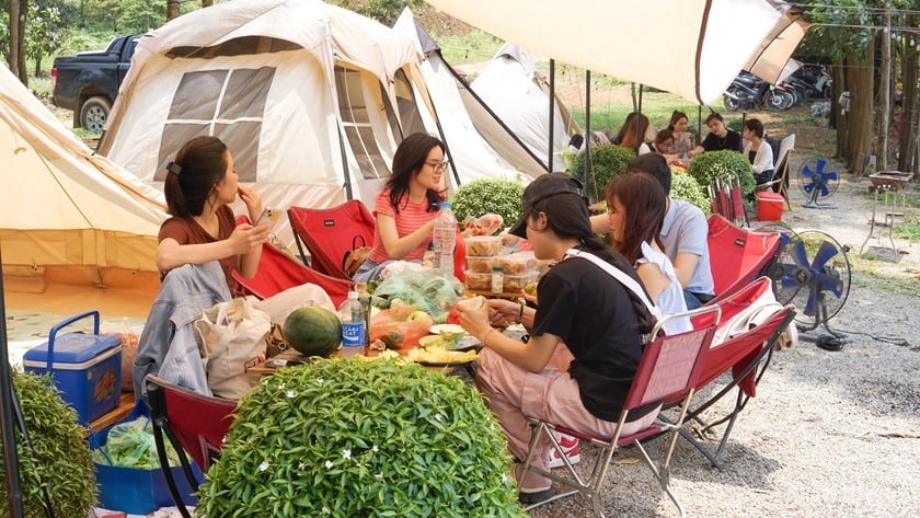 Ngoài ra, các đơn vị cho thuê dịch vụ cắm trại cũng cung cấp ăn uống theo yêu cầu nếu bạn không muốn mang đồ ăn cồng kềnh từ nhà đến