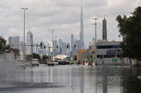 Dubai bị ngập khó tin, loạt siêu xe, xe sang bơi trong nước