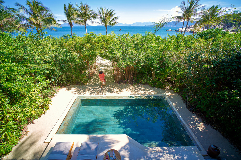 Căn biệt thự Beach Pool Villa nằm ngay bờ biển với không gian xanh bao bọc