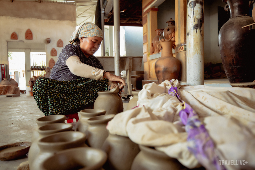 Ở nhiều nơi khác người ta sẽ sử dụng bàn xoay để làm gốm, tuy nhiên những nghệ nhân ở làng gốm Bàu Trúc không cần bàn xoay nhưng vẫn có thể tạo ra được những sản phẩm vô cùng chất lượng và đẹp mắt