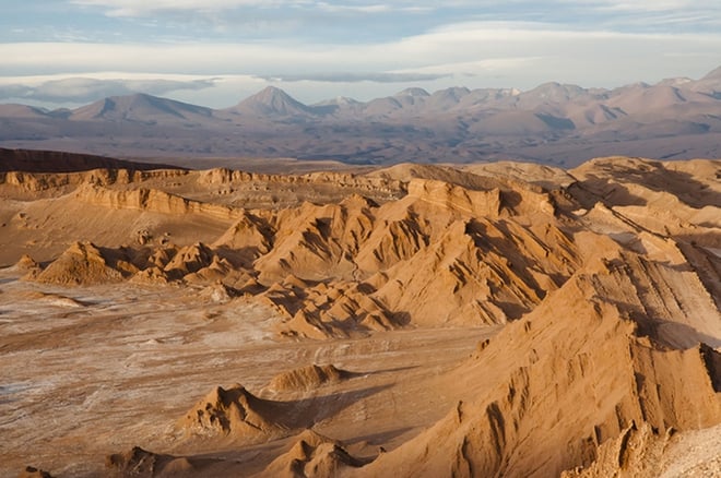 Trong thủy tinh trên sa mạc Atacama chứa nhiều mảnh khoáng chất cubanite và troilite